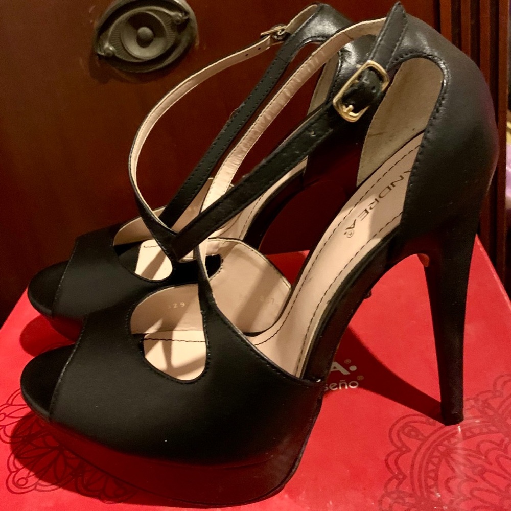 Black leather platform women’s shoes in size 8